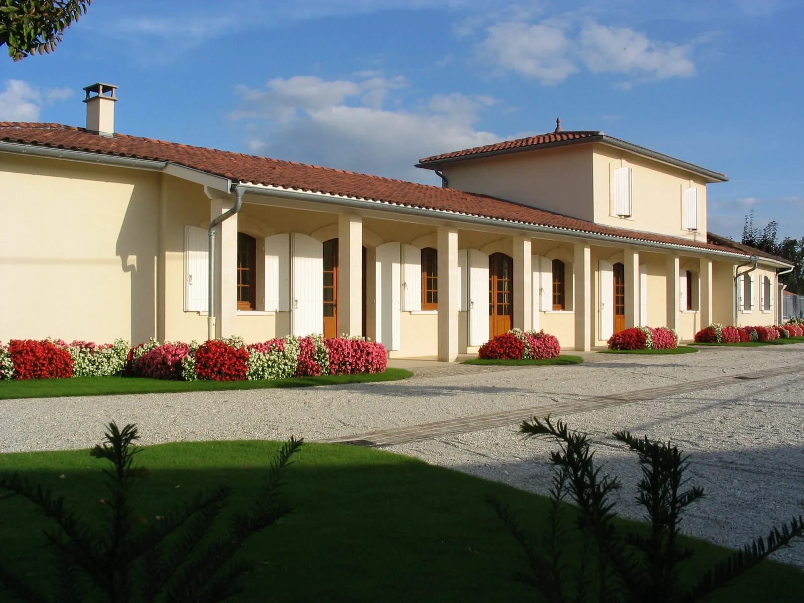 Le Château Reverdi au milieu de ses vignes à Listrac-Médoc